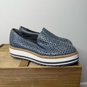 Summit by White Mountain Braxton platform slip-on shoe in blue leather